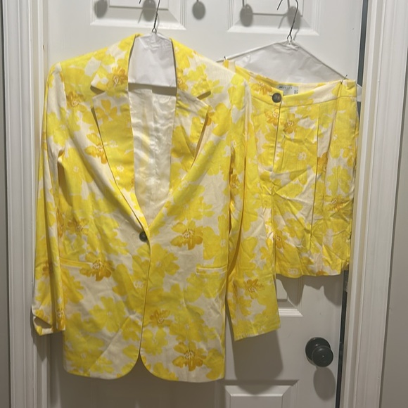 ASOS DESIGN oversized floral printed slim fit suit blazer with linen in yellow. - Picture 5 of 6
